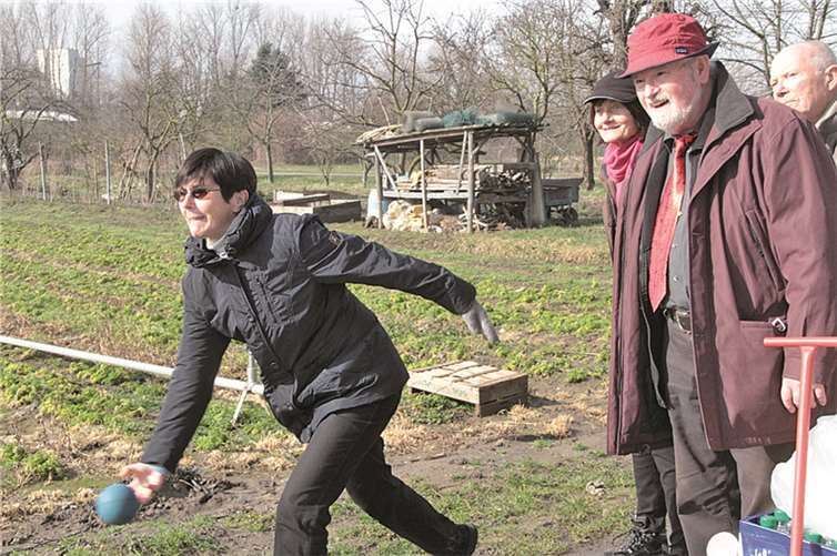 Erwartungsvolle Blicke - wie weit rollt der blaue Spielball?