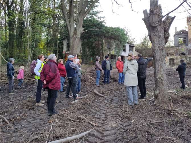 Erweitertes BUND-Regionalgruppentreffen mit Gästen zum Austausch rund um die mögliche Zukunft der Waldburg. Foto: Stefani Jürries