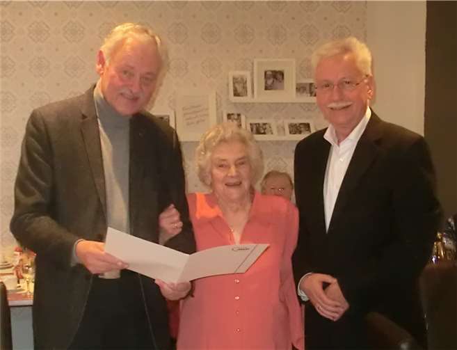 Erwin Barabosch (l.) nahm die Ehrung von Maria Mrzyk für 25 Jahre Mitgliedschaft vor; mit dabei Lorenz Denn, Vorsitzender des AWO Ortsvereins Remagen und Kripp. privat