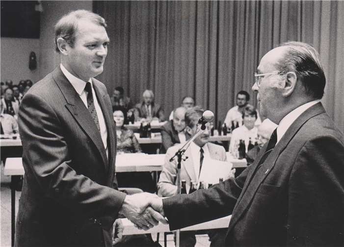 Erwin Ehlscheid (links) nimmt am 1. Februar 1989 die Gratulation von Oberbürgermeister Karl-Heinz Schmelzer zur Wahl zum Beigeordneten entgegen.