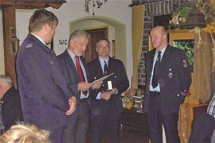 Erwin Esch erhält das Goldene Feuerwehrehrenzeichen von Bruno Seibeld.Privat