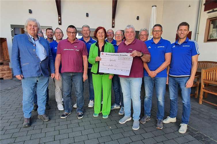 Erwin Fink (4.v.r.) aus der Sibbeschröm-Abteilung des BSC übergibt 500€ an Ulrike Dobrowolny vom Hospiz-Verein Rhein Ahr.Fotos: Birresdorfer Sportclub