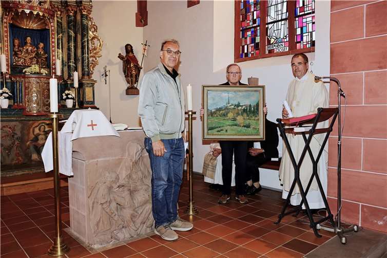 Erwin Heinrichs (li.) erhält als Dank von Pfarrer Dr. Rainer Justen das Originalbild mit Abbildung der Kirche.  Fotos: Wernder Dreschers