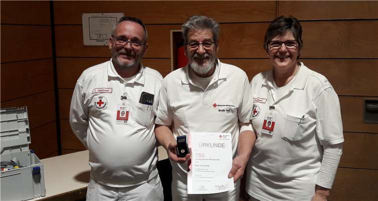 Erwin Holl wurde mit einer Urkunde und der Ehrennadel für seine beeindruckenden 150 Blutspenden geehrt. Foto: privat