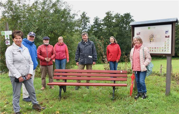 Erwin Plath, Vorsitzender der Naturschutzgemeinschaft, führte die Besucher über den Streuobstlehrpfad.Foto: Jutta Dietz