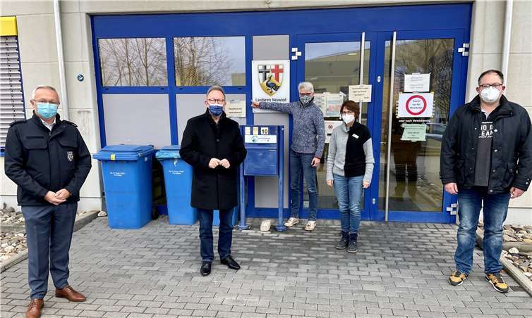 Erwin Rüddel (2.v.li.) mit Landrat Achim Hallerbach sowie der Leitung und Personal des Kreisgesundheitsamtes vor der Fieberambulanz in Neuwied. Foto: Reinhard Vanderfuhr / Büro Rüddel