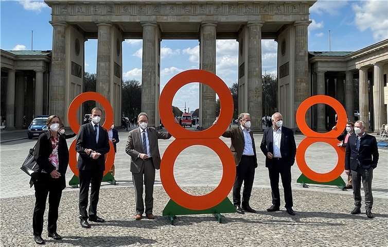 Erwin Rüddel (3.v.li.) unterstützt die Arbeitsgemeinschaft der Waldbesitzer (AGDW), die mit einer Aktion am Brandenburger Tor in Berlin im Rahmen ihrer Kampagne „Wald ist Klimaschützer“ auf die Vorteile des Waldes im Kampf gegen den Klimawandel aufmerksam machte.Quelle: Büro von Erwin Rüddel