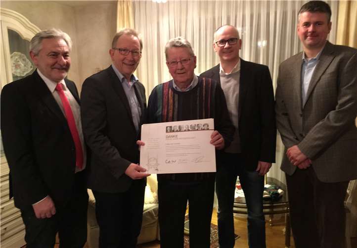 Erwin Rüddel, Achim Pohlen, Stefan Haardt, Heiko Glätzner besuchten Eduard Honnef, zur Überreichung der Urkunde.privat