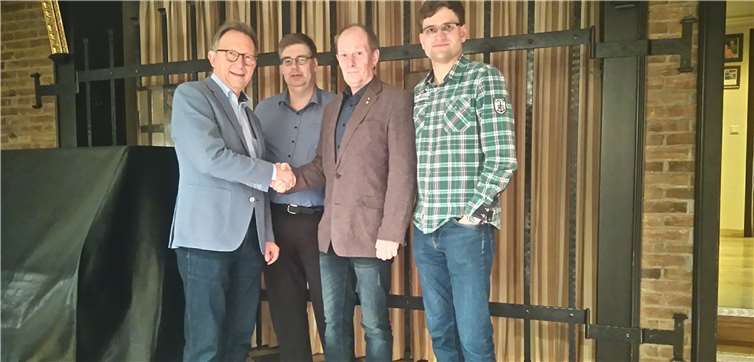 Erwin Rüddel, Kreisvorsitzender der CDU Neuwied, gratuliert dem neuen Vorsitzenden des CDU Gemeindeverbands Puderbach.privat