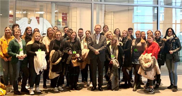 Erwin Rüddel (MdB) und die Schülerinnen und Schüler der Alice-Salomon-Schule in Linz.Foto: privat