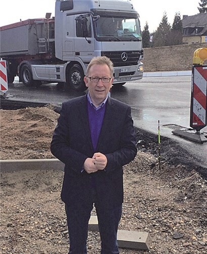 Erwin Rüddel (MdB) vor dem B 256-Kreisels bei Bonefeld.privat