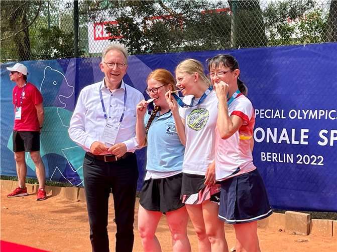 Erwin Rüddel bei der Medaillenübergabe an Tennisspielerinnen der Special Olympics Nationale Spiele 2022 in Berlin. Foto: Bürgerbüro Erwin Rüddel, MdB (CDU)