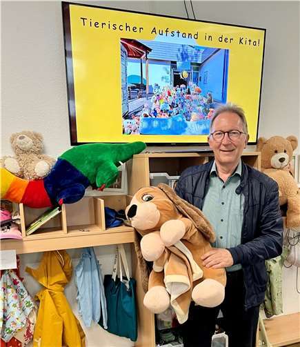 Erwin Rüddel beim „tierischen Aufstand“ in der Kita St. Bartholomäus. Foto: S. Schmidt