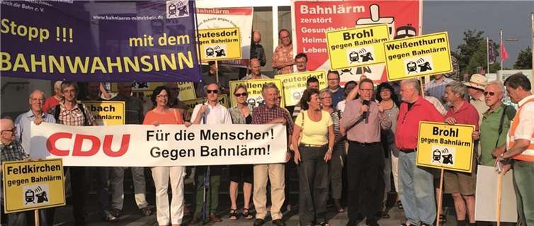 Erwin Rüddel bekräftigte die von Bahnlärm geplagten Bürger auf der Demo in Neuwied.privat