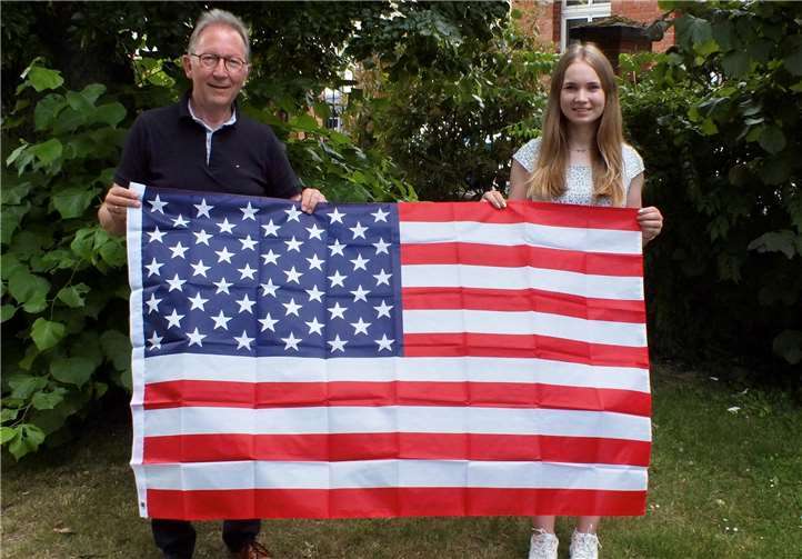 Erwin Rüddel freut sich gemeinsam mit Charlotte Greve, dass die Nominierung fürs Stipendium des Parlamentarischen Patenschafts-Programm auch im durch Corona bedingten zweiten Anlauf geklappt hat. Foto: Reinhard Vanderfuhr / Büro Rüddel