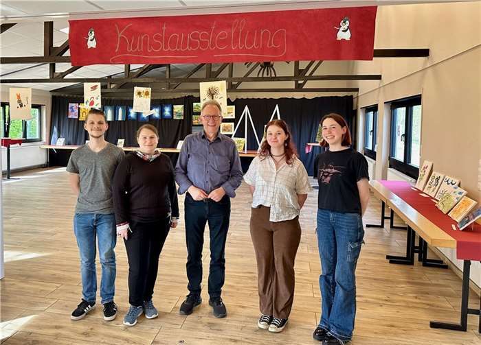 Erwin Rüddel freut sich mit KKSV-Initiatoren über deren Erfolg beim Projekt „Vergiss mal nicht“.  Foto: Team Rüddel