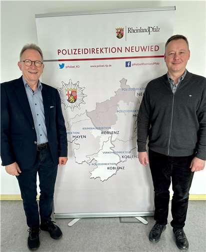 Erwin Rüddel im Austausch mit Polizeidirektor Thorsten Runkel, dem Leiter der Polizeidirektion Neuwied.  Foto: Reinhard Vanderfuhr/Büro Rüddel