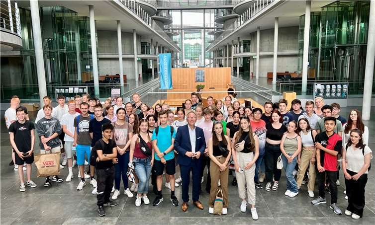Erwin Rüddel inmitten der Schüler der Abschlussklassen aus Dierdorf.  Foto: privat