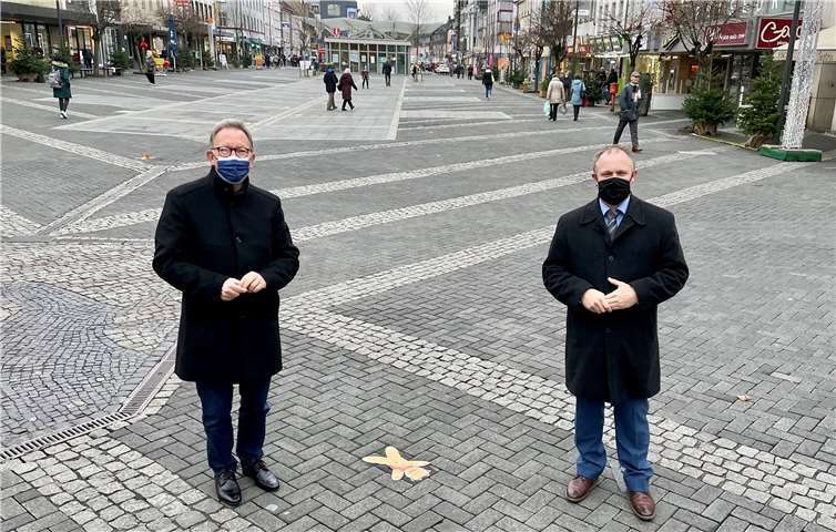 Erwin Rüddel (li.) und OB Jan Einig informierten sich vor Ort. Die Attraktivität des Luisenplatzes soll gesteigert werden. Hierbei könnte ein Bundesprogramm helfen.Foto: Reinhard Vanderfuhr / Büro Rüddel