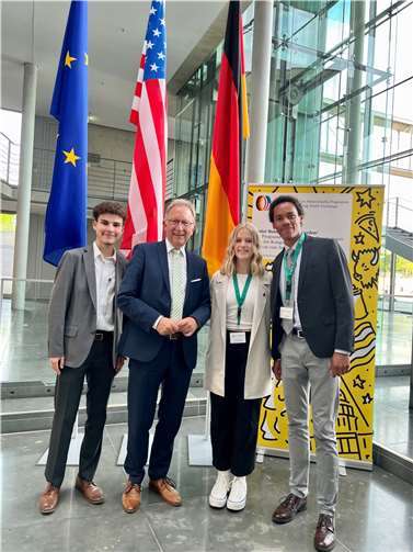 Erwin Rüddel mit den amerikanischen Stipendiaten in Berlin.  Foto: privat