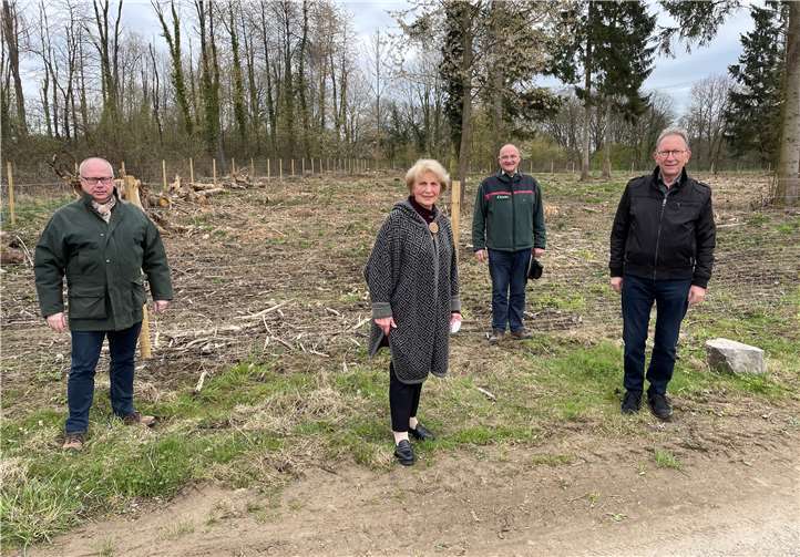 Erwin Rüddel (r.) tauscht sich regelmäßig mit Vertretern der Waldbranche über die aktuelle Situation aus. Foto: Pierre Fischer / Team Rüddel