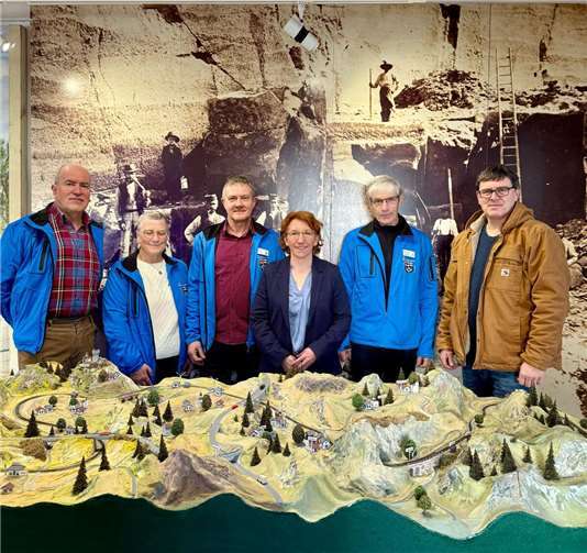 Erwin See, Gisela Ebert (Stv. Vorsitzende), Bernhard Klapperich (Vorsitzender), Susanne Müller, Heinz-Udo König (Kassenwart), Florian Müller (Ortsbürgermeister und Steinmetz.  Foto:privat