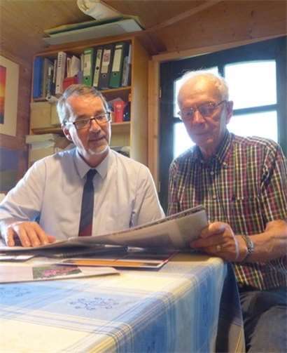 Erwin Velten (rechts) und Sven Lefkowitz (links) im Gespräch zum Problem mit dem Indischen Springkraut. Foto: privat