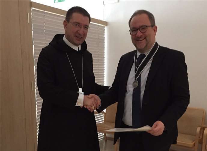 Erzabt Dr. theol. Korbinian Birnbacher, Abtei St. Peter in Salzburg, Präsident der Bayerischen Benediktinerakademie (l.), bei der Ernennung von Prof. Dr. Dr. Holger Zaborowski. Bayerische Benediktinerakademie