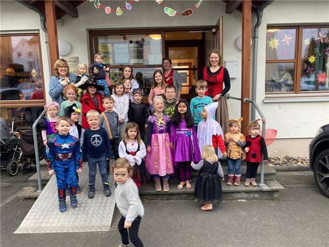 Erzählerin Helene Rörig mit der kleinen und großen Raupenbande. Fotos: Judith Ajubita