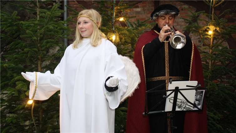 Erzengel Gabriel verkündete die Frohe Botschaft undwies den Weg zur Krippe mit dem Neugeborenen.