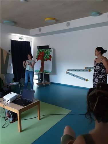 Erzieher erläutern die Eingewöhnungsmodelle im Haus für Kinder Vallendar.  Foto: privat