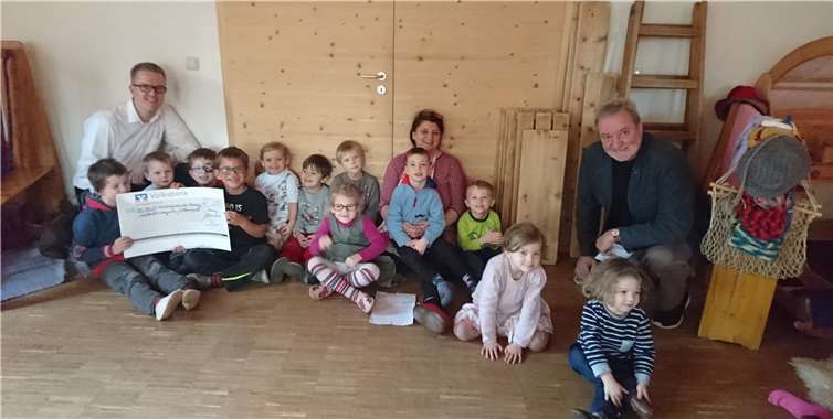 Erzieherin Claudia Gossé freute sich inmitten der Kinder des Waldorfkindergartens „Silberquell“ über die willkommene Unterstützung für ihre Arbeit. Gerade in der von den Eltern und Unterstützern getragenen Einrichtung ist jede Spende hilfreich. privat