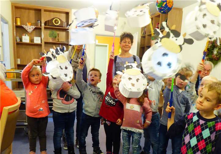 Erzieherin Iris Niederelz mit den Kindergartenkindern bei dem Besuch auf dem Sonnenhof. Privat
