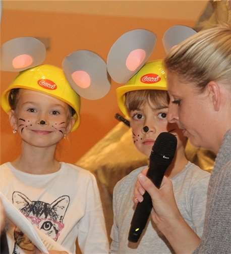 Erzieherin Steffi Zöller mit den Mäusen Franziska und Finn-Luca.