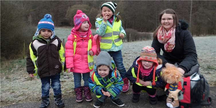 Erzieherin im Anerkennungsjahr Mona Jüngling und Handpuppe Lola mit den Luftikus-Kindern.privat