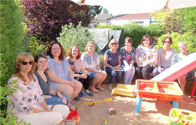 Erzieherinnen der Kita Ringen besuchten die Kindertagespflegeperson Andrea Jahnen (2. v. r.) in Vettelhoven. privat