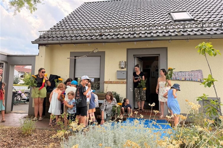 Erzieherinnen stehen bereit, um das nächste Vorschulkind „herauszuwerfen“