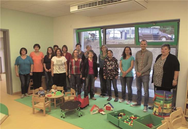 Erzieherinnen und Erzieher richten die neuen Räume ein. privat