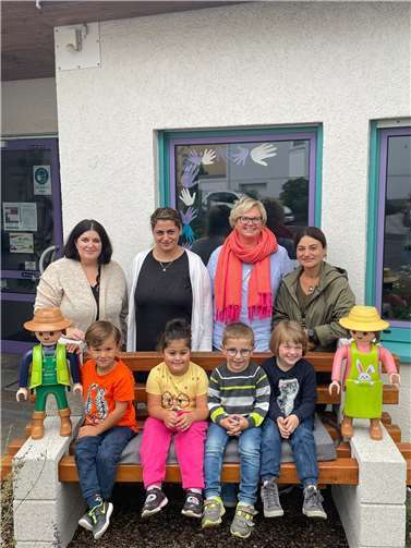 Erzieherinnern und Kinder freuen sich über die beiden großen Playmobilfiguren. Foto: privat