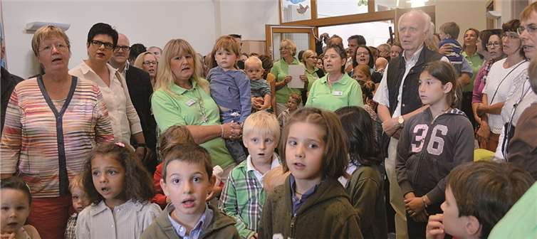 Erziehrinnen, Kinder und Eltern freuten sich über die neuen Räume des katholischen Kindergartens in Oberwinter. AB
