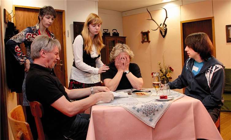 Es bedarf viel Überredungskunst der Familie Hammer, die Nachbarin Elfriede Sommer für ihr Vorhaben zu gewinnen. SES