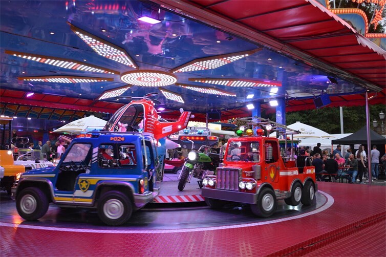 Es beginnt das weltliche Vergnügen der Kirmes.