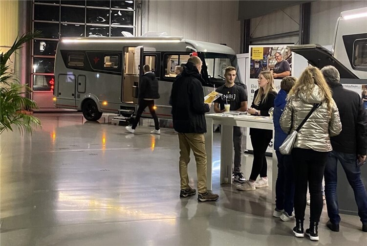 Es besteht reichlich Gelegenheit, direkt mit Mitarbeitenden ins Gespräch zu kommen und sich über Karrierewege sowie das Arbeitsumfeld auszutauschen.Foto: Niesmann + Bischoff