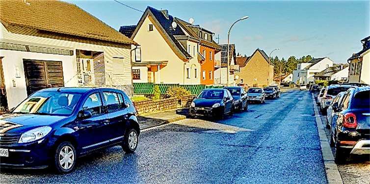 Es bleibt nicht mehr viel Platz auf der Merzbacher Straße.  Foto: UWG Rheinbach