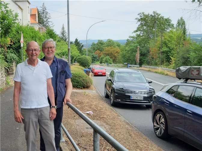 „Es darf nicht der Eindruck entstehen, dass die grundsätzlich zu befürwortende Förderung des Radverkehrs berechtigte Anliegen der Anwohner missachtet oder überstark belastet!“ so die Karthäuser Ratsmitglieder der FREIEN WÄHLER Edgar Kühlenthal (links) und Dr. Michael Gross (rechts) beim Ortstermin in der Simmerner Straße. Foto: FREIE WÄHLER
