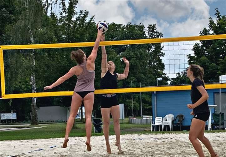 Es darf wieder auf dem Beachvolleyballplatz gespielt werden. Foto: SV Wachtberg