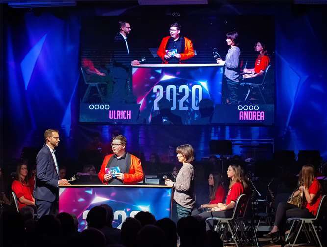 Es dürften wohl mehrere hundert Meter bzw. eine Vielzahl verschiedenster Kabel und Leitungen gewesen sein, welche die Technik-Crew des Musikvereins verlegt hatte, um die Neujahrskonzerte mit einer Videowand, diversen feststehenden und beweglichen Kameras sowie Licht und Ton insgesamt zu einem funktionierenden Ganzen zu kombinieren. Quelle: Fotograf Markus Salzmann