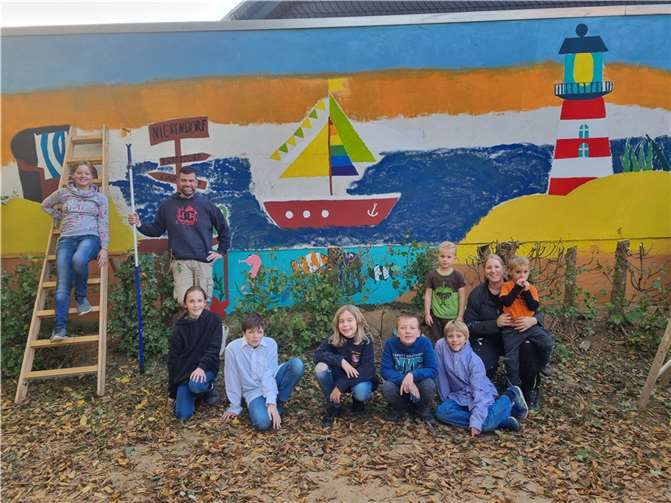 Es entstand ein Meeresmotiv mit Leuchtturm, Strandkorb und einer bunten Unterwasserwelt.  Foto: privat