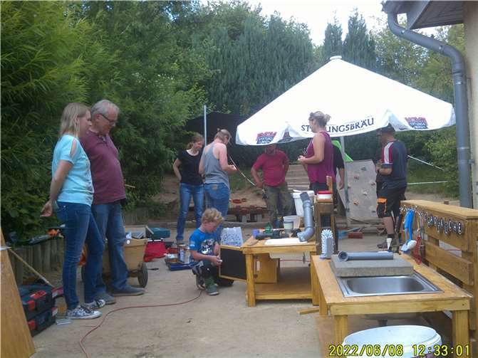 Es entstanden zwei DIY-Matschküchen. Foto: privat