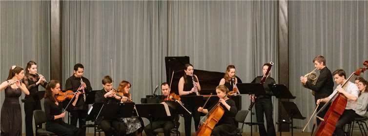 Es erklingt der Kaiserwalzer von Johann Strauss in einer Kammerbesetzung von A. Schönberg.  Viktoria Hofmarcher